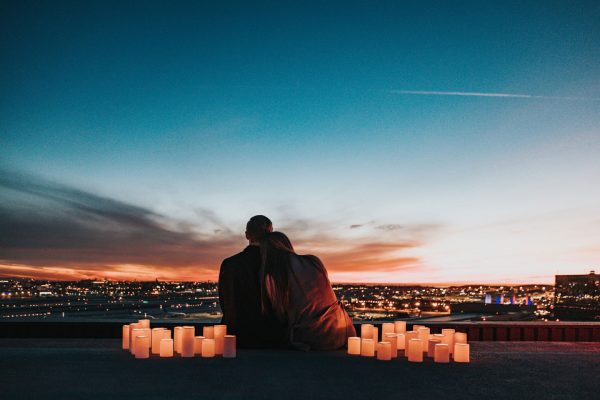 Romantisches Date mit Kerzen und Sonnenuntergang